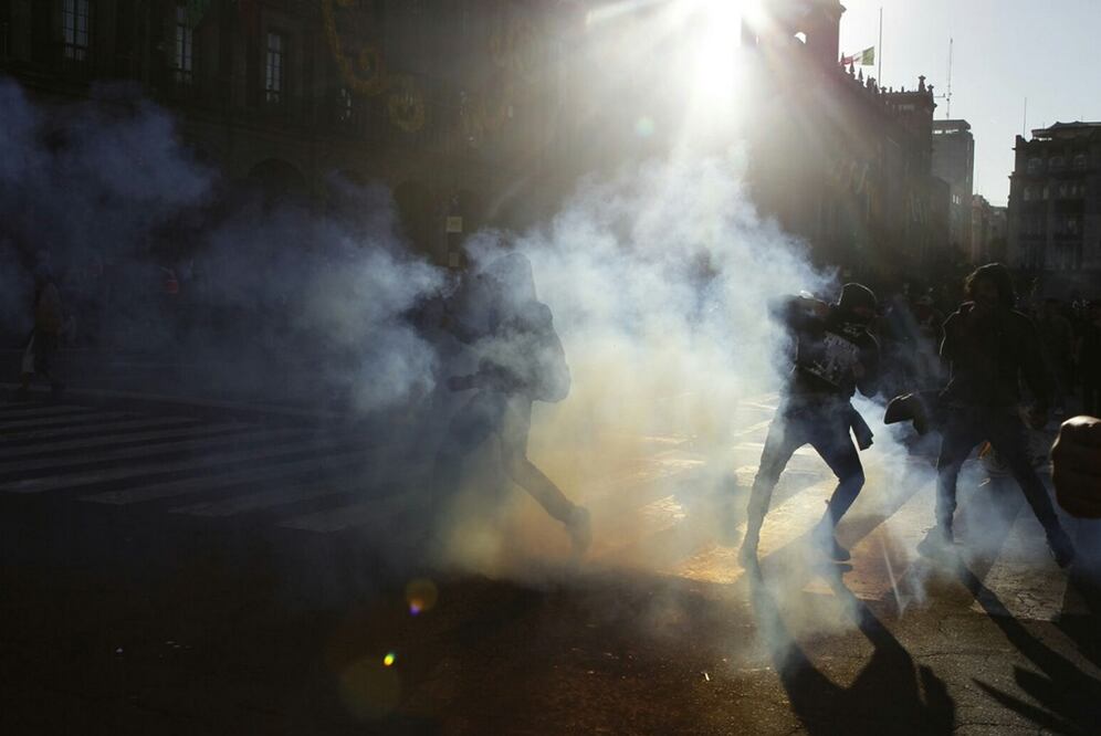 Un grupo de encapuchados, presentes en el Zócalo capitalino con motivo del 2 de octubre, comenzó a lanzar bombas molotov contra Palacio Nacional. Foto: Alejandro Acosta/EL UNIVERSAL