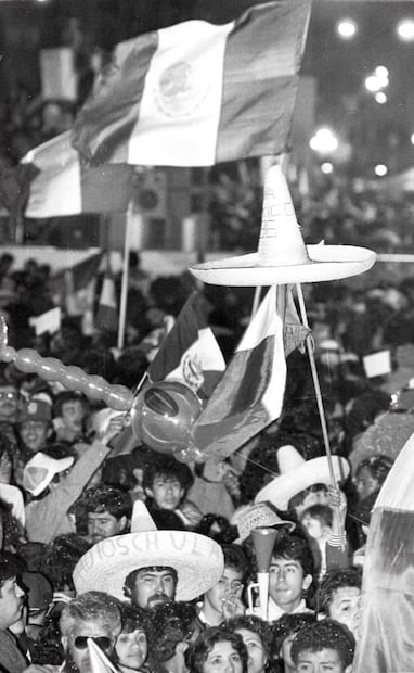 Banderas, sombreros, bigotes, pestañas postizas y ensordecedoras cornetas alegran cada festejo patrio. Son artículos que no desaparecen de la memoria mexicana. Foto: Jorge González/Archivo EL UNIVERSAL.