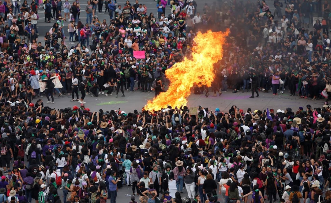 Women gather around a fire in Zocalo Square as they mark International Women's Day in Mexico City, Mexico, March 8, 2020 - Photo: Gustavo Graf/REUTERS