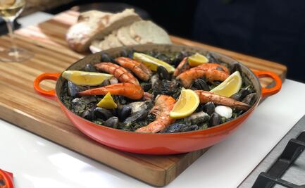 Sorprende a papá con una rica paella negra 
