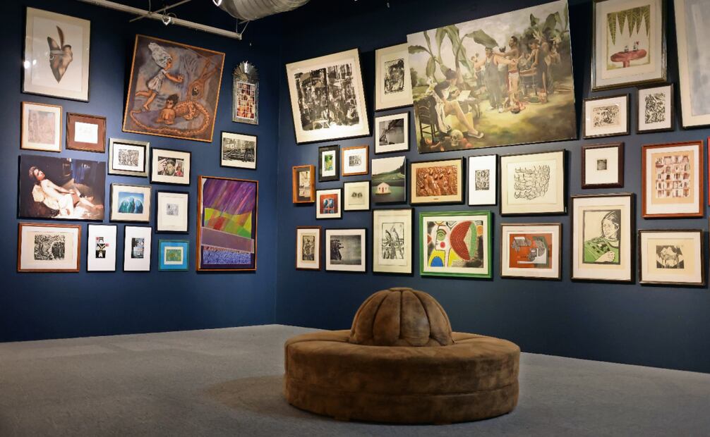 Los curadores Carlos Gasca y Karol Wolley, y parte de la exposición titulada Era un árbol y se convirtió en un bosque en el Chopo. Foto: Fernanda Rojas / EL UNIVERSAL