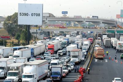 Camiones colapsan ingreso a CDMX por Hoy No Circula