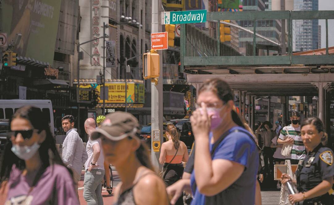Personas cruzan una calle en la ciudad de Nueva York. Los teatros de Broadway pedirán a los espectadores certificados de vacunación y exigirán cubrebocas. Foto: Ed Jones/ AFP.