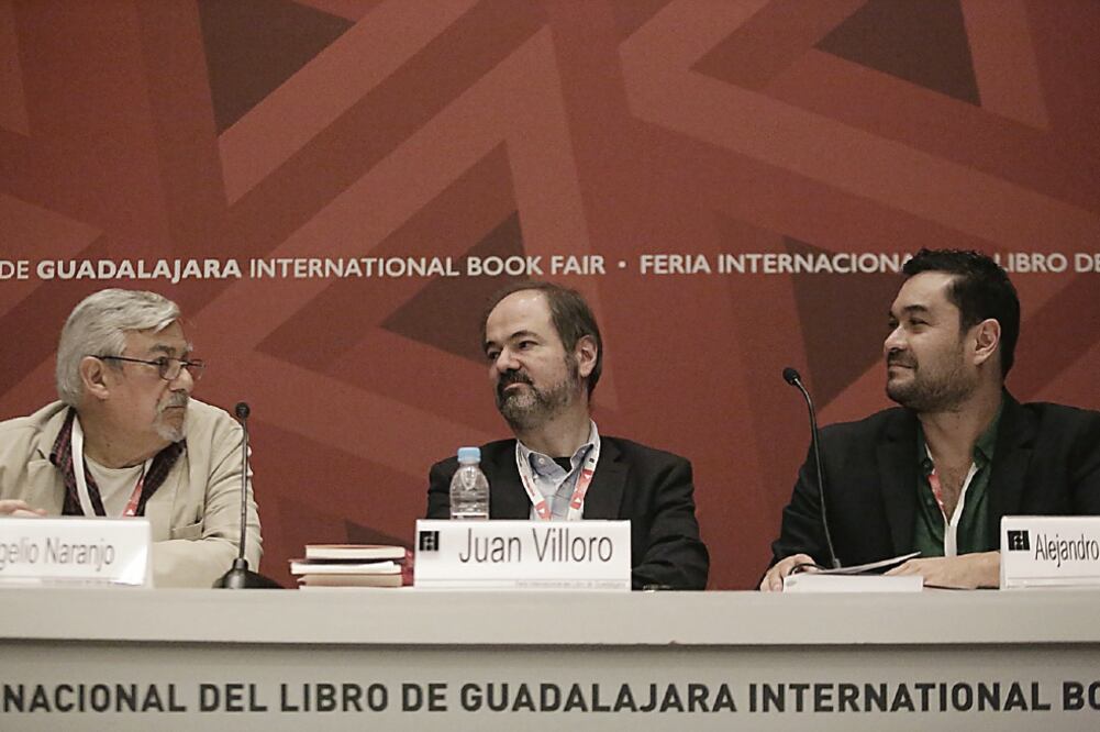 El caricaturista Rogelio Naranjo, acompañado de Juan Villoro y Alejandro Magallanes, durante la presentación del libro 'Funerales preventivos' (ALEJANDRA LEYVA. EL UNIVERSAL)