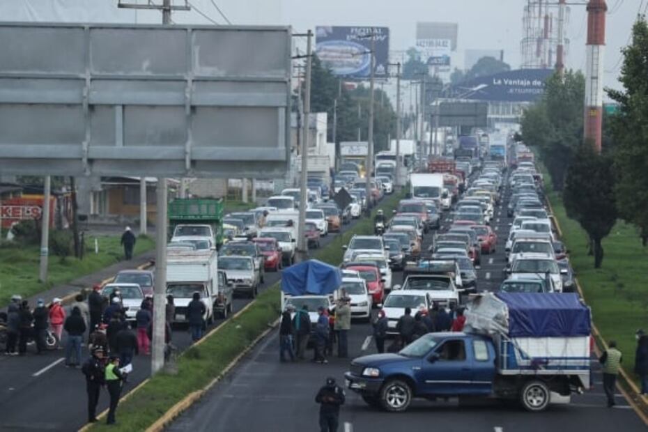 Vecinos de San Pedro Totoltepec bloquean el Boulevard Aeropuerto; exigen pavimentación de calles 