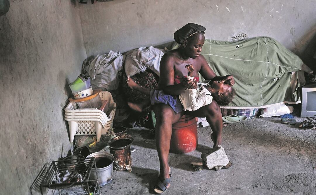 Una haitiana intenta alimentar a su hija, en un refugio para desplazados por la violencia de las pandillas, en Puerto Príncipe. Foto: Matias Delacroix/ AP.