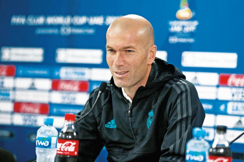Zidane quiere cerrar el año con cinco campeonatos merengues. (ANTONIO VILLALBA. EFE)
