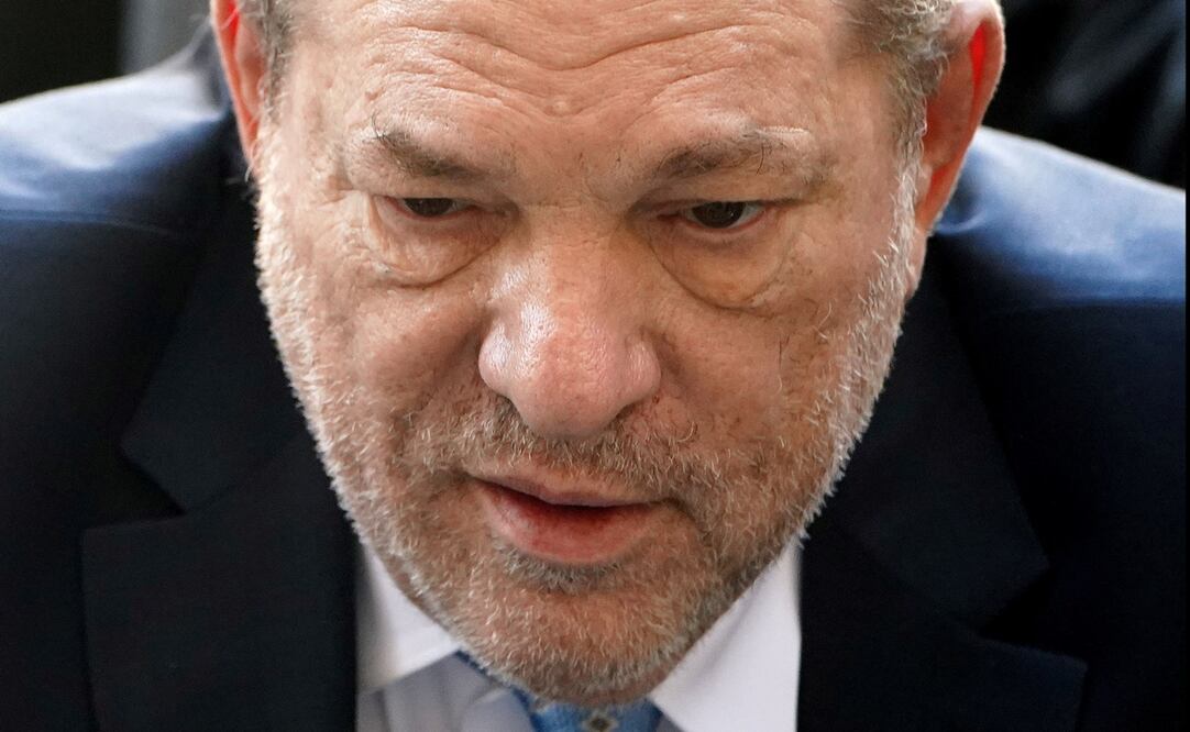 Un demacrado Weinstein, que usó una andadera durante su juicio, permaneció en una silla de ruedas durante la lectura de su sentencia. Foto: Reuters