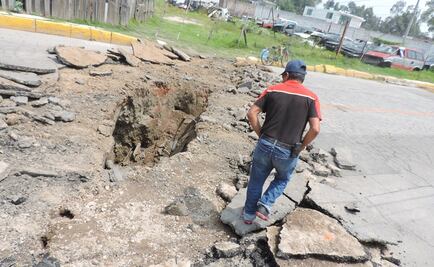 Autobús con pasajeros cae a socavón en Jaltenco