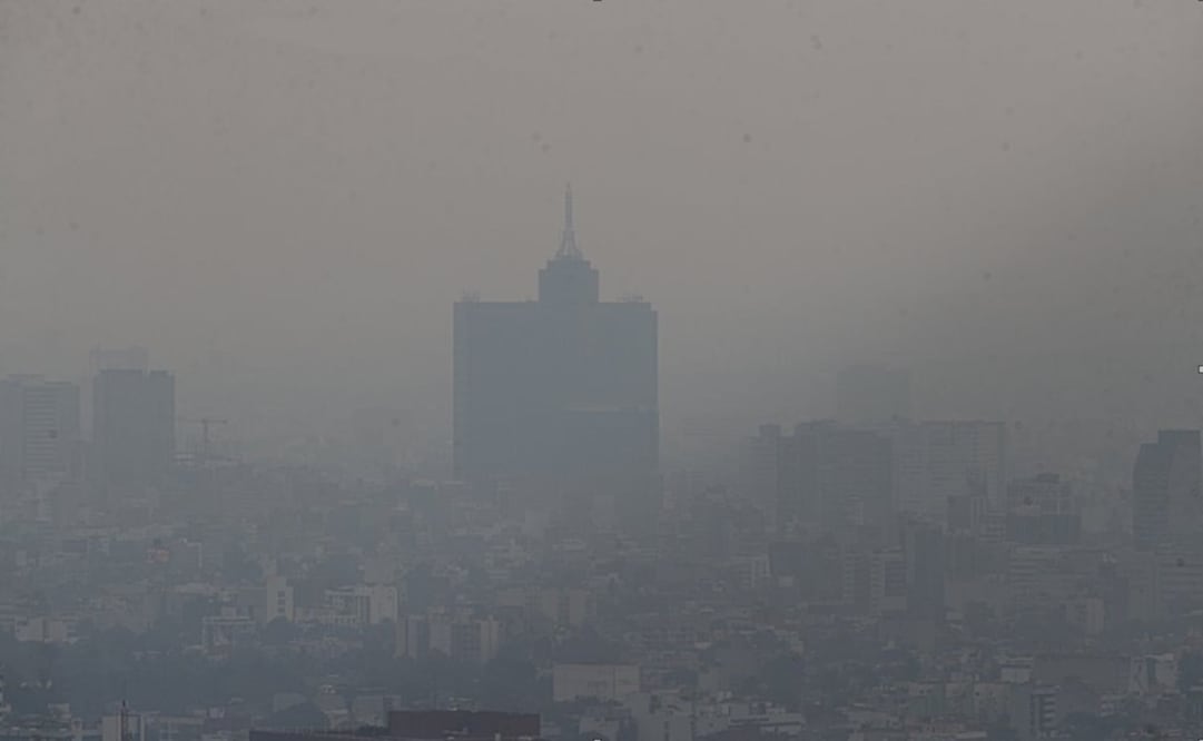 Mexico City was filled with smoke and a bunt-like smell - Photo: Diego Simón Sánchez/EL UNIVERSAL