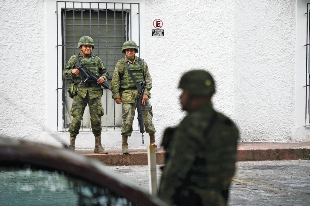 Soldados en el hospital de Jalisco donde fue atendido Elvis González el fin de semana pasado (ARCHIVO EL UNIVERSAL)