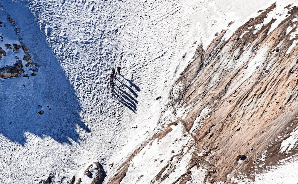 El deshielo en los picos de los volcanes Iztaccíhuatl y Popocatépetl es cada vez más evidente, donde vastas zonas de tierra quedan al descubierto. Foto: Santiago Reyes / EL UNIVERSAL