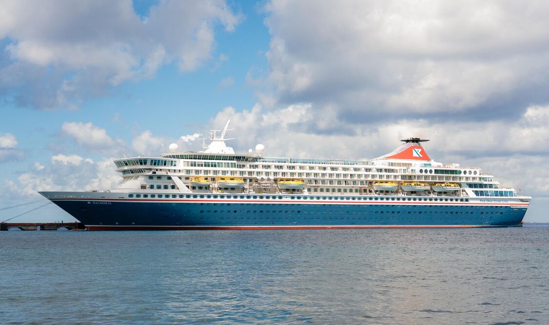 El crucero MS Balmoral, barco insignia de la naviera Fred. Olsen Cruise Lines, atracó este jueves 13 de marzo en el Puerto de Cozumel, Quintana Roo. (Foto: especial)