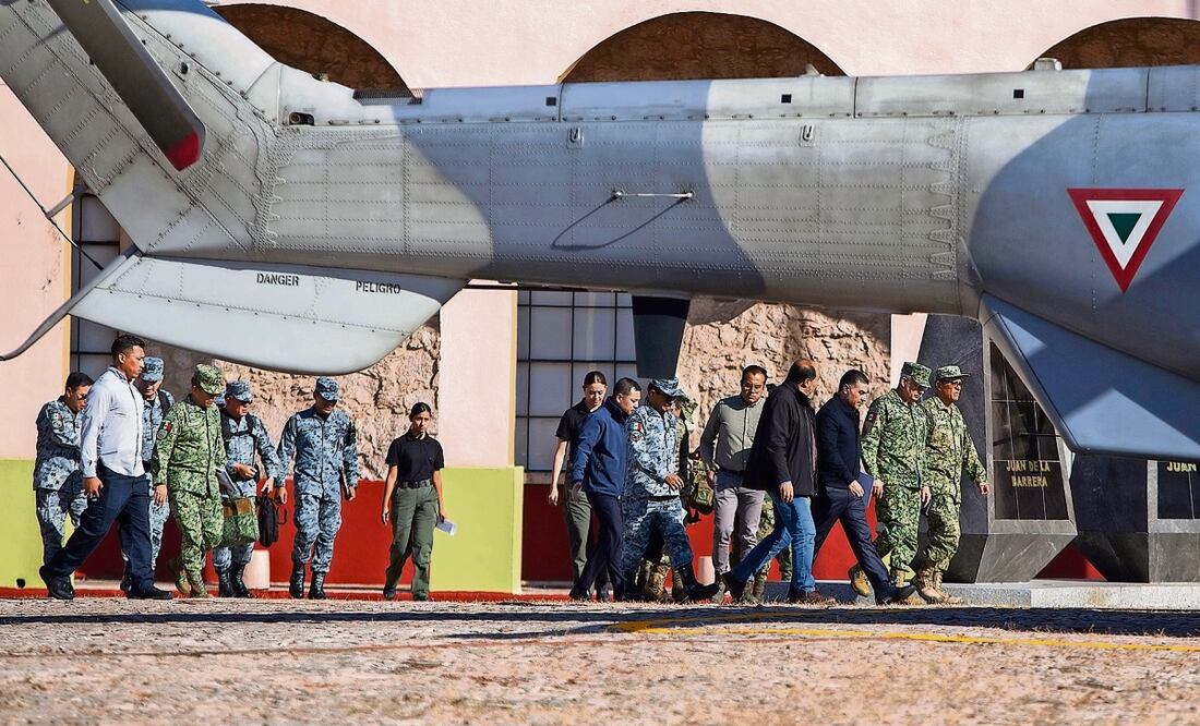 Tras la reunión de trabajo en Morelia, los funcionarios del gabinete de
seguridad se trasladaron a Uruapan en helicóptero. Foto: Enrique Castro / AFP