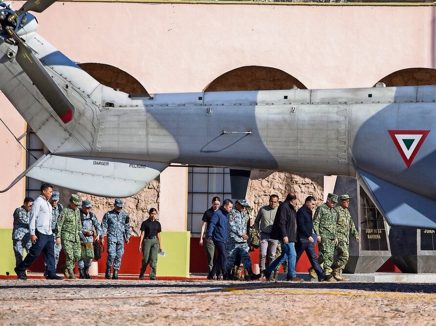 Tras la reunión de trabajo en Morelia, los funcionarios del gabinete de
seguridad se trasladaron a Uruapan en helicóptero. Foto: Enrique Castro / AFP