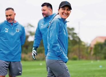 Amelia Valverde, pasó de lavar uniformes a ganar el Balón de Oro; es la mejor entrenadora en la Liga MX Femenil