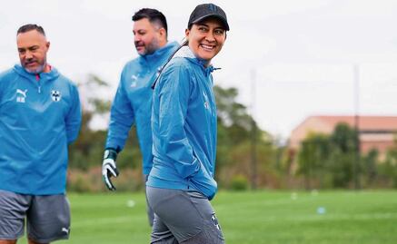 Amelia Valverde, pasó de lavar uniformes a ganar el Balón de Oro; es la mejor entrenadora en la Liga MX Femenil