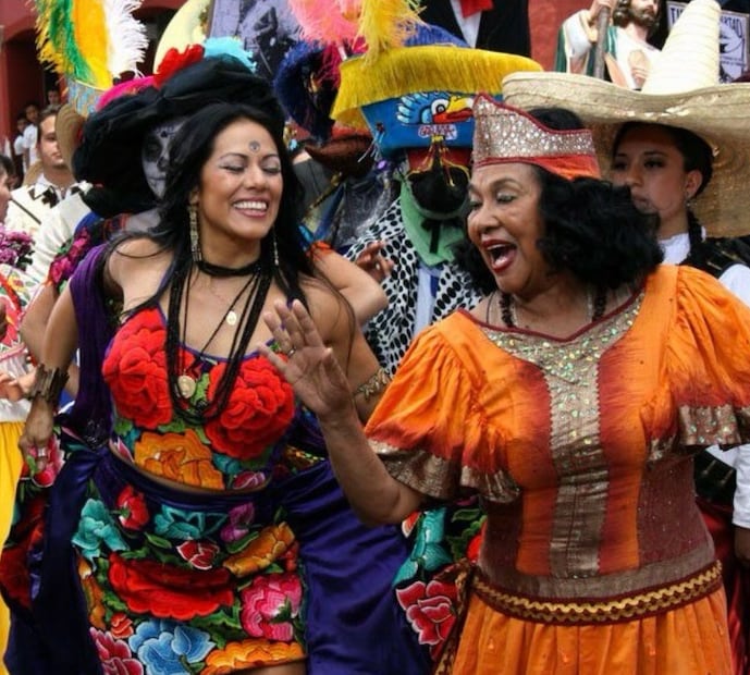 Lila Downs despide a Totó la Momposina con esta foto. Y escribe:
"Mi hermana y maestra querida, con ella aprendí fortaleza y alegría. Camina con tu fuerza de mujer grande y la voz que libera. La Grande de la música colombiana habita siempre el MOMPOX y el mundo querida Toto".