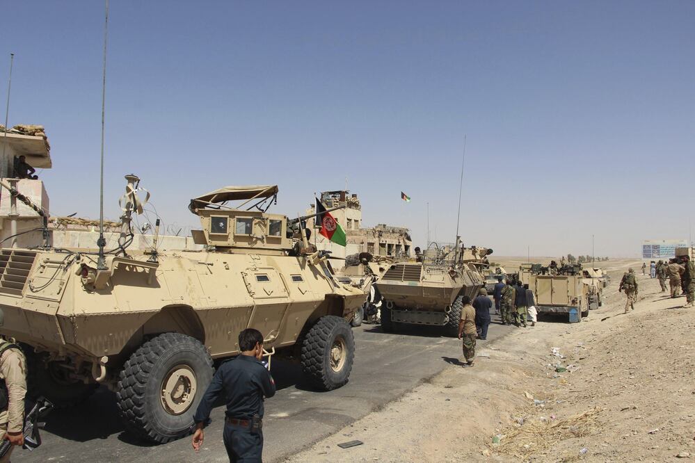 Miembros de la seguridad afgana patrullan la autopista que une Kandahar y Helmand en Afganistán (Foto: EFE/Archivo)