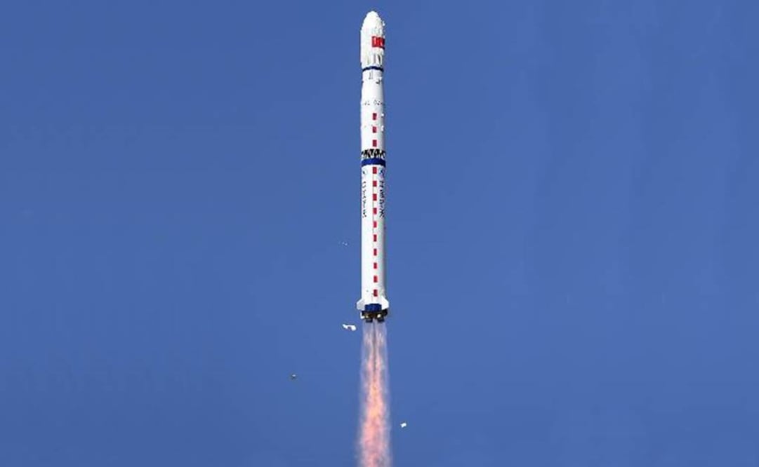 Partes del cohete propulsor se desprendieron y alcanzaron una vivienda cercana. Foto: Xinhua / Yan Yan