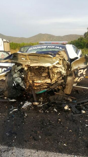 Accidente deja 5 muertos en Michoacán; dos son policías