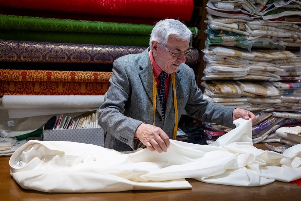 El costurero italiano Raniero Mancinelli termina de diseñar la sotana del futuro Papa, en su tienda en Roma. Raniero Mancinelli, de 86 años,  ha elaborado las sotanas de tres Papas. FOTO: STEFANO COSTANTINO. AFP