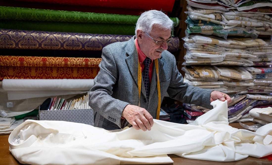 El costurero italiano Raniero Mancinelli termina de diseñar la sotana del futuro Papa, en su tienda en Roma. Raniero Mancinelli, de 86 años,  ha elaborado las sotanas de tres Papas. FOTO: STEFANO COSTANTINO. AFP