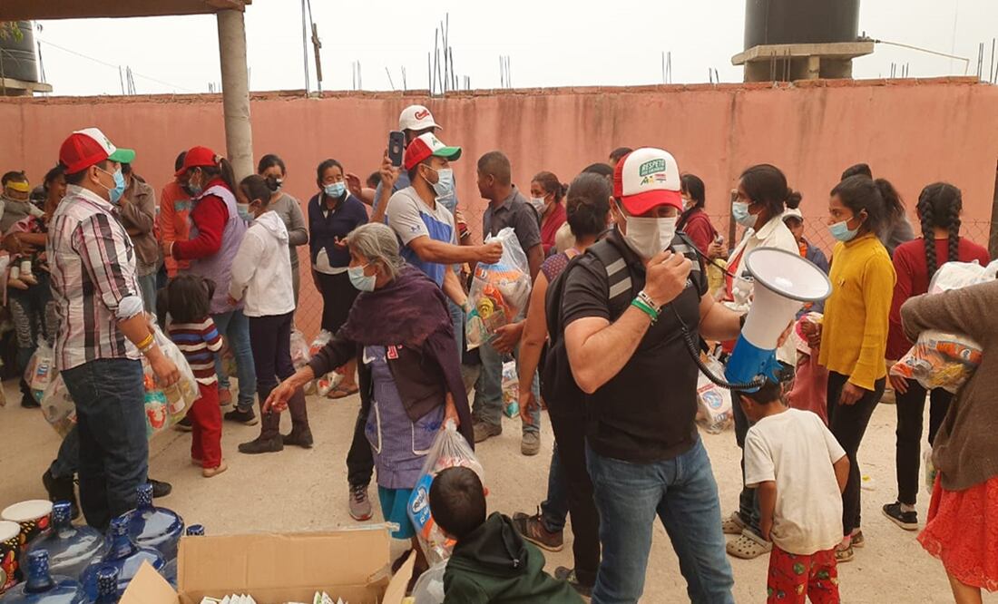 Desde el martes pasado, pobladores de Llanos de Tepoxtepec, El Calvario y Tejocote combaten sin ayuda oficial un incendio que ya devastó más de mil hectáreas. Fotos: Especiales