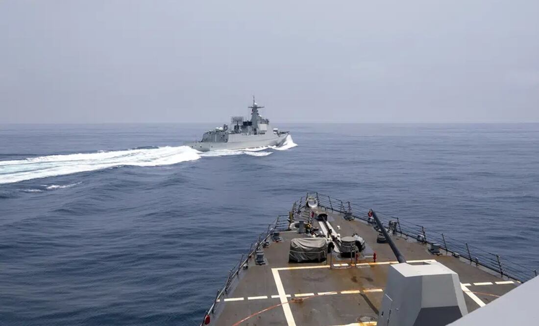 El USS Chung-Hoon observa a un barco de la Marina china, que realiza una maniobra descrita como "insegura" en el Estrecho de Taiwán, en junio de 2023. Foto: AP