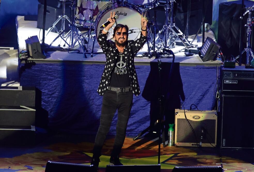 El músico se entregó como cantante y baterista a su público. Foto: de Carlos Mejía. El Universal