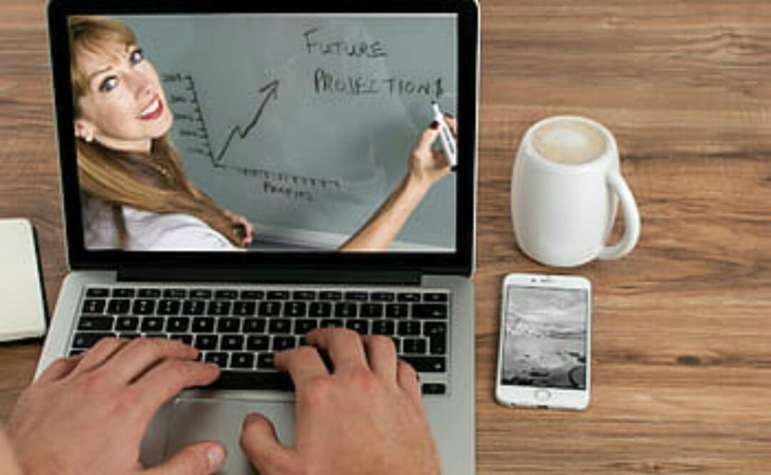 Hangouts está disponible como aplicación o desde internet. Imagen Pixabay