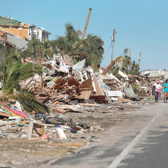Residentes de Mexico Beach recorren la zona destruida tras el paso de Mich ael . En la zona, cuatro hospitales y 11 asilos permanecen cerrados. (JOE RAEDLE. AFP)