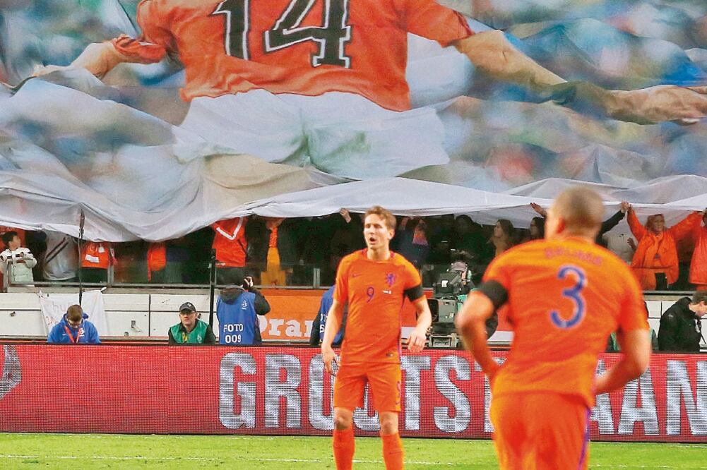Una gigantesca manta con la imagen del ídolo fue desplegada en las tribunas del la Arena de Amsterdam (PETER DEJONG. AP)