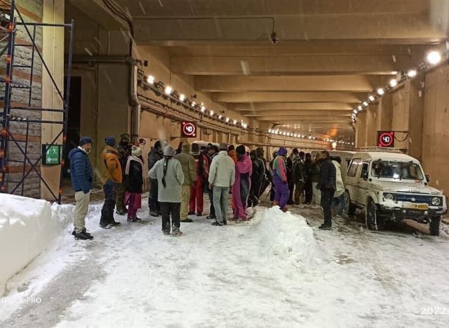 Fuerte nevada bloquea las salidas de un túnel y autos quedan atrapados