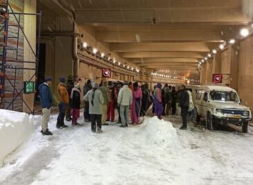 Fuerte nevada bloquea las salidas de un túnel y autos quedan atrapados