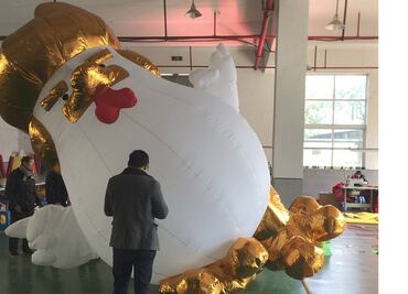 Gallos inflables de Trump invaden China para celebrar el año nuevo