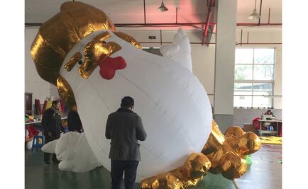 Gallos inflables de Trump invaden China para celebrar el año nuevo