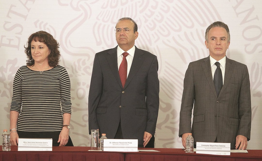 Sara Irene Herrerías, titular de la Subprocuraduría de Derechos Humanos de la PGR; Alfonso Navarrete Prida, titular de la Segob, y Miguel Ruiz, subsecretario de Relaciones Exteriores. (GUSTAVO DURÁN. NOTIMEX)