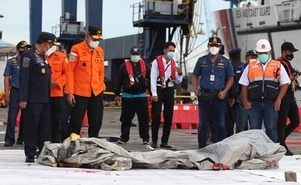 Hallan partes de cuerpos en el lugar del accidente de avión en Indonesia