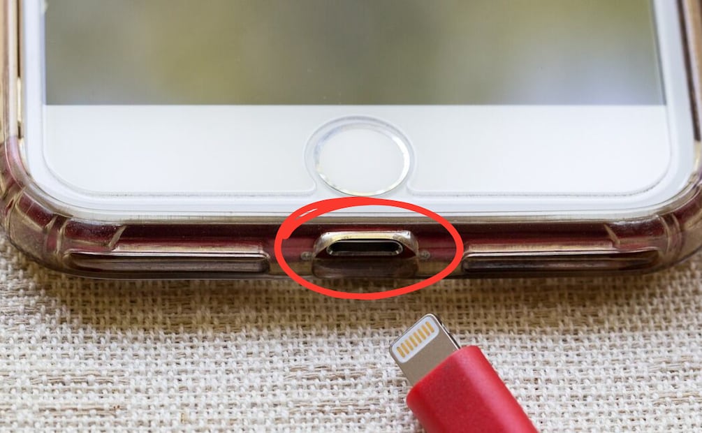 Evita introducir objetos al puerto de carga del celular para limpiarlo. Foto: Especial