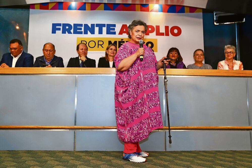 Beatriz Paredes, en el registro de aspirantes del Frente Amplio por México en la Torre Azul sobre Paseo de la Reforma. Foto: Berenice Fregoso / El universal