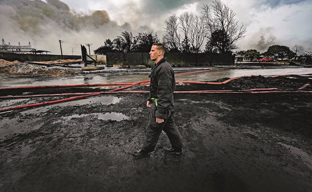 Un bombero recorre la zona afectada por el incendio masivo en Matanzas. Foto: yAMIL lAGA/AFP.