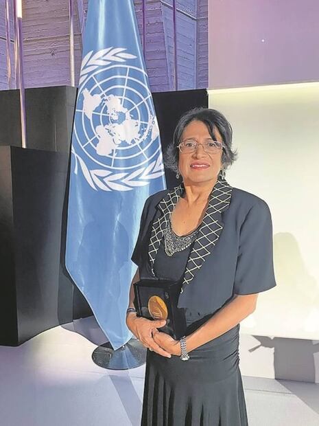 Así premiaron en París a 45 grandes científicas, entre ellas la doctora Esperanza Martínez  Romero