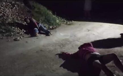 Pareja en moto cae desde un puente y de milagro se salvan  