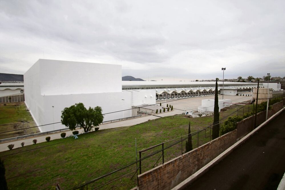 La nave ubicada en Huehuetoca, Estado de México, y que perteneció a la tienda Liverpool ya fue pintada de color blanco aunque todavía no se ha colocado señalizaciones del gobierno federal. Foto: Diego Prado / EL UNIVERSAL