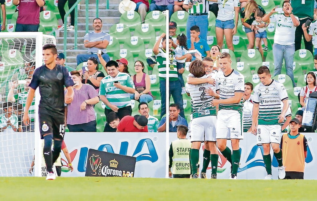 Santos se impuso con dos tiros de penalti al Rebaño Sagrado, que se queda sin puntos (IMAGO7)