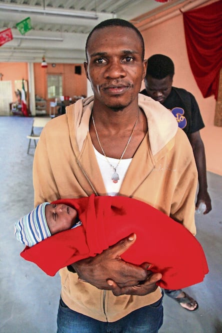 Harold Cidoine, migrante haitiano, carga a su hija nacida en Tapachula hace t res semanas. “No se por qué nos gritan esas cosas. Mira, mi hija es mexicana..." (LUIS ALONSO PÉREZ)
