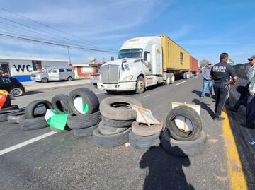 Ejidatarios mantienen bloqueos también en carreteras de Tlaxcala; reclaman pago por la explotación de sus tierras