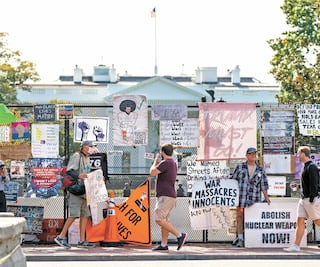 Trump vuelve a la campaña, mientras cancelan debate