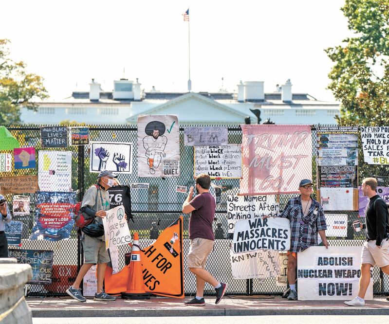 Pancartas contra el presidente Donald Trump al final de la avenida renombrada como Black Lives Matter Plaza, en Washington. Foto: Jacquelyn Martin. AP